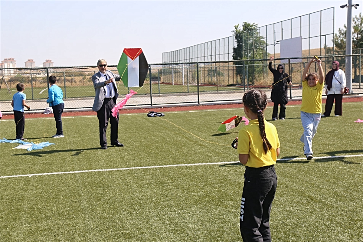 Kütahya'da öğrenciler, Gazze'deki çocuklar için bayraklı uçurtmaları uçurdu