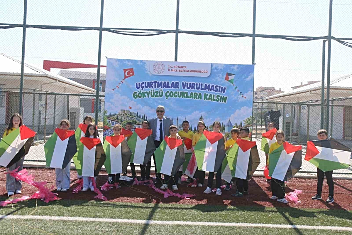 Kütahya’da öğrenciler Gazze için uçurtma uçurdu, Milli Eğitim Müdürü de katıldı