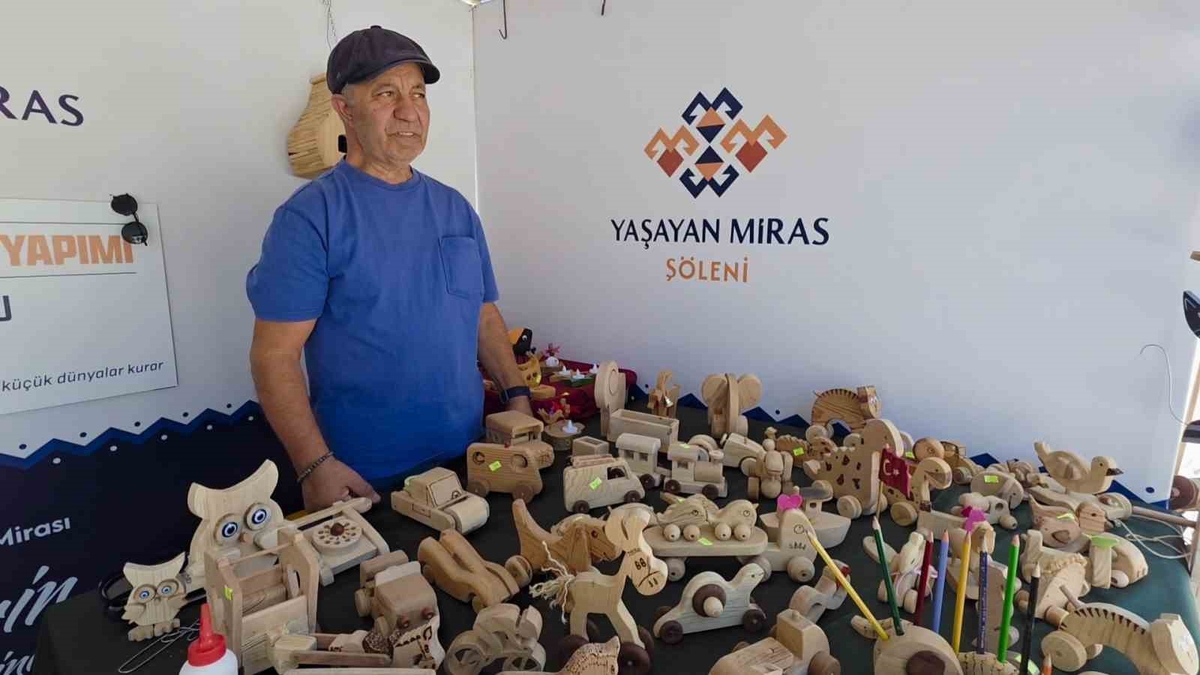 Kütahya'da sanatçı İrfan Uğurlu, 25 yıllık el sanatını ahşap oyuncağa dönüştürüyor