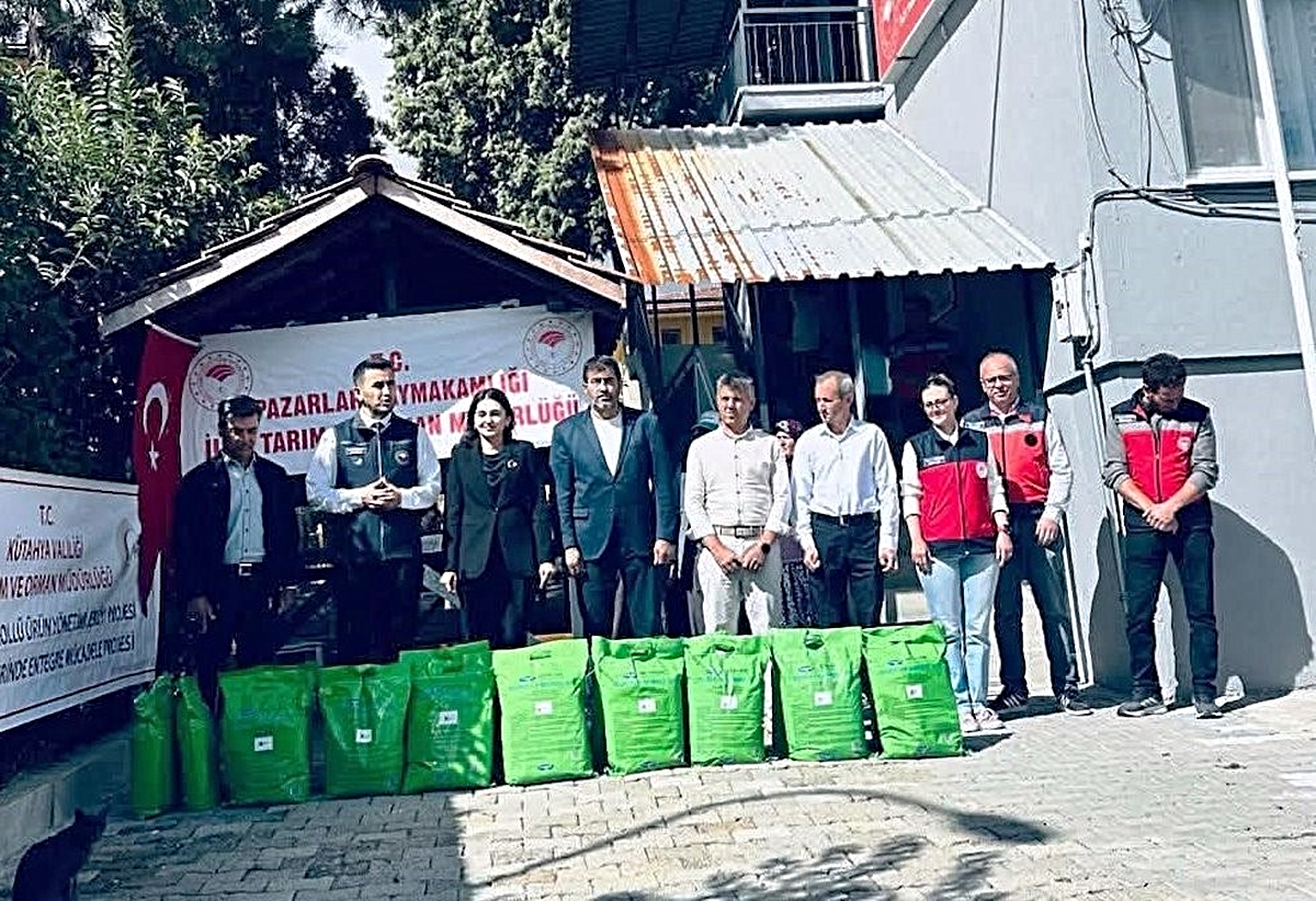 Kütahya Pazarlar'da kiraz ve vişne üreticilerine 4 bin kg bordo bulamacı dağıtıldı