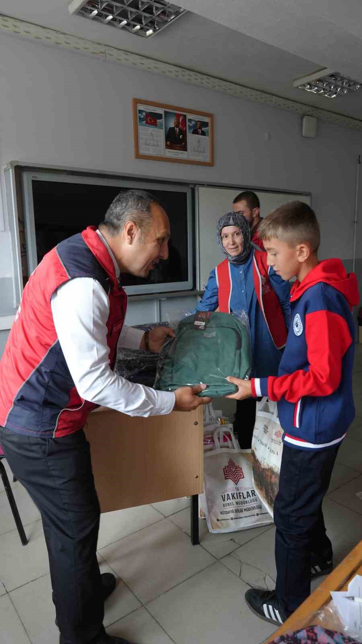 Kütahya Vakıflar Bölge Müdürlüğü Kızılcaören Köyü Okullarına eğitim materyali dağıttı