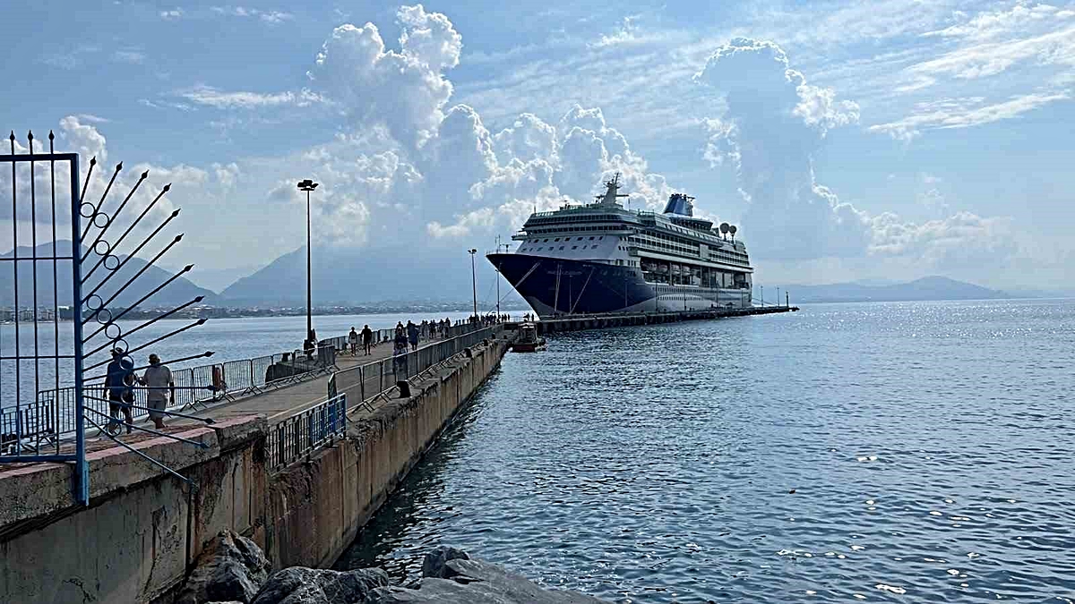Malta bandıralı Marella Discovery, bin 765 turistle Alanya İskelesi'ne demir attı
