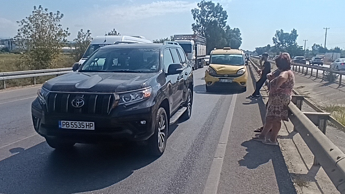 Manavgat'ta 3 araçlı zincirleme kazada yaralanan olmadı, uzun araç kuyruğu oluştu