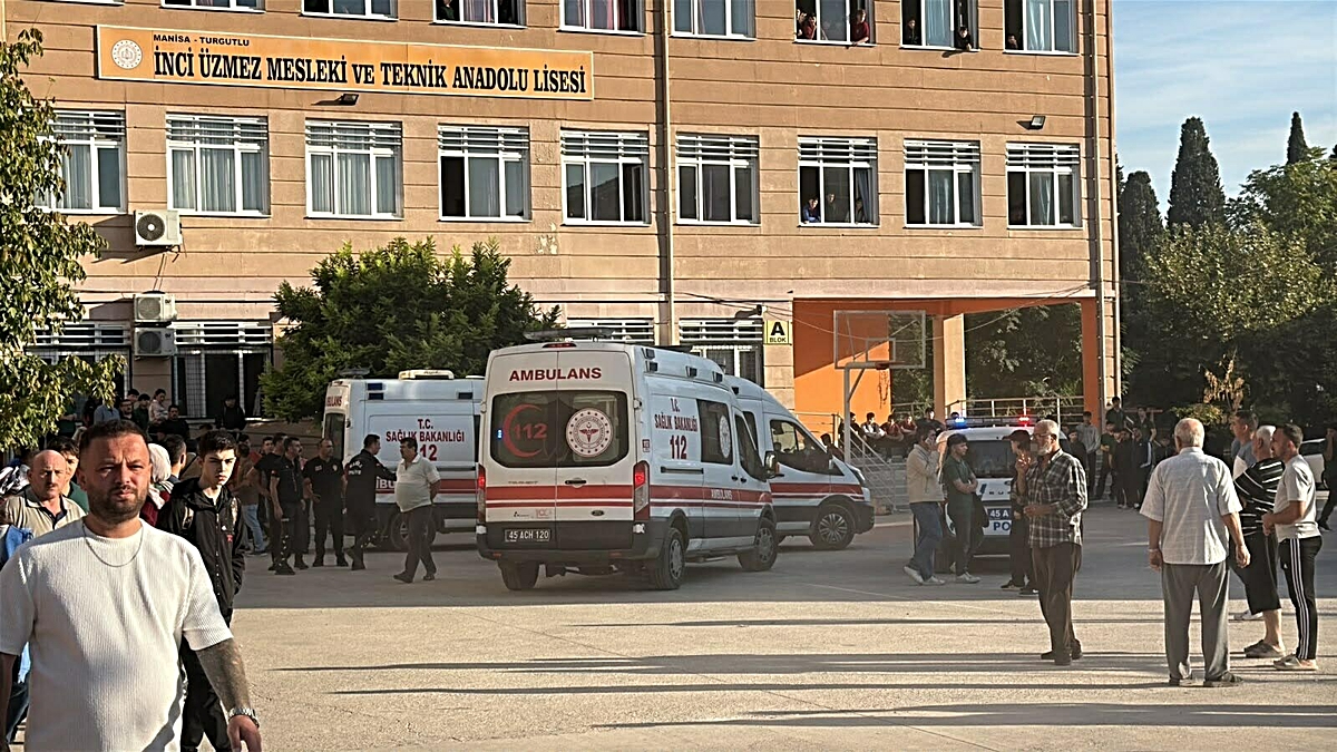 Manisa Turgutlu'da lise önünde av tüfeğiyle ateş açıldığı bildirildi, yaralılar var