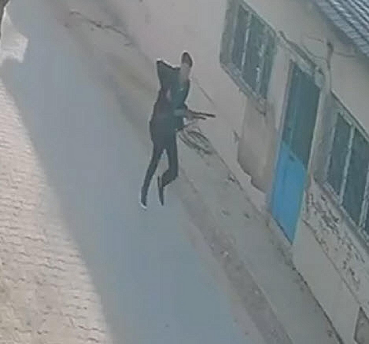 Manisa Turgutlu'da okul önünde av tüfeğiyle ateş açan şüpheli kamerada görüntülendi