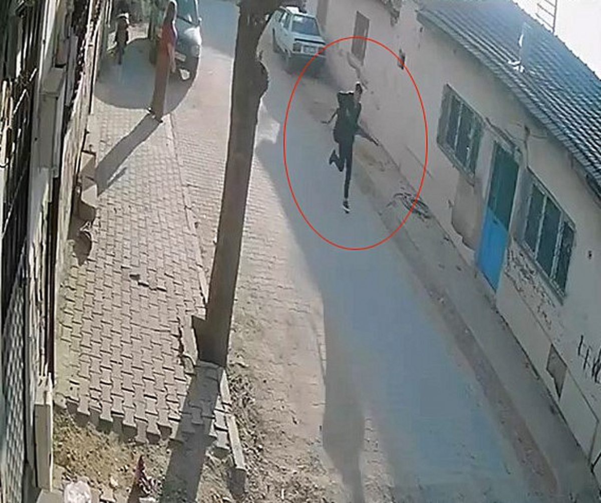 Manisa Turgutlu'da okul önünde silahla ateş açan saldırgan 2 öğrenciyi ağır yaraladı
