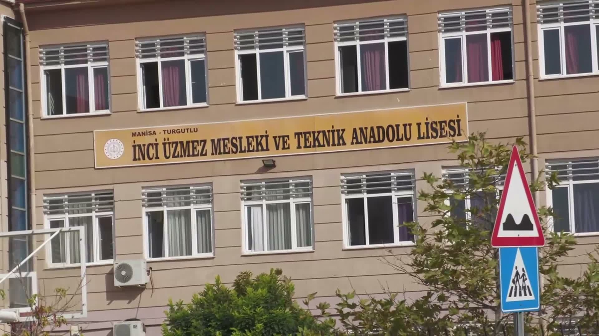 Manisa Turgutlu'da okul önünde silahlı saldırıda 8 kişi yaralandı