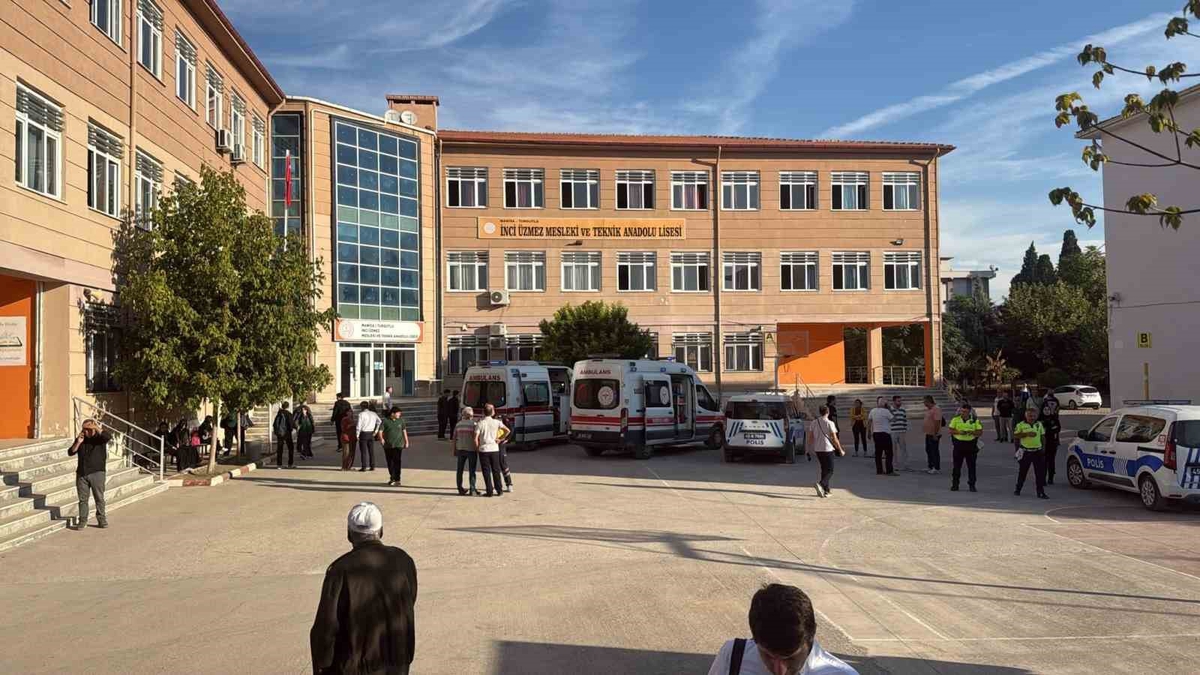 Manisa Turgutlu'da silah ihbarı panik yarattı, velilerle kolluk arasında arbede çıktı