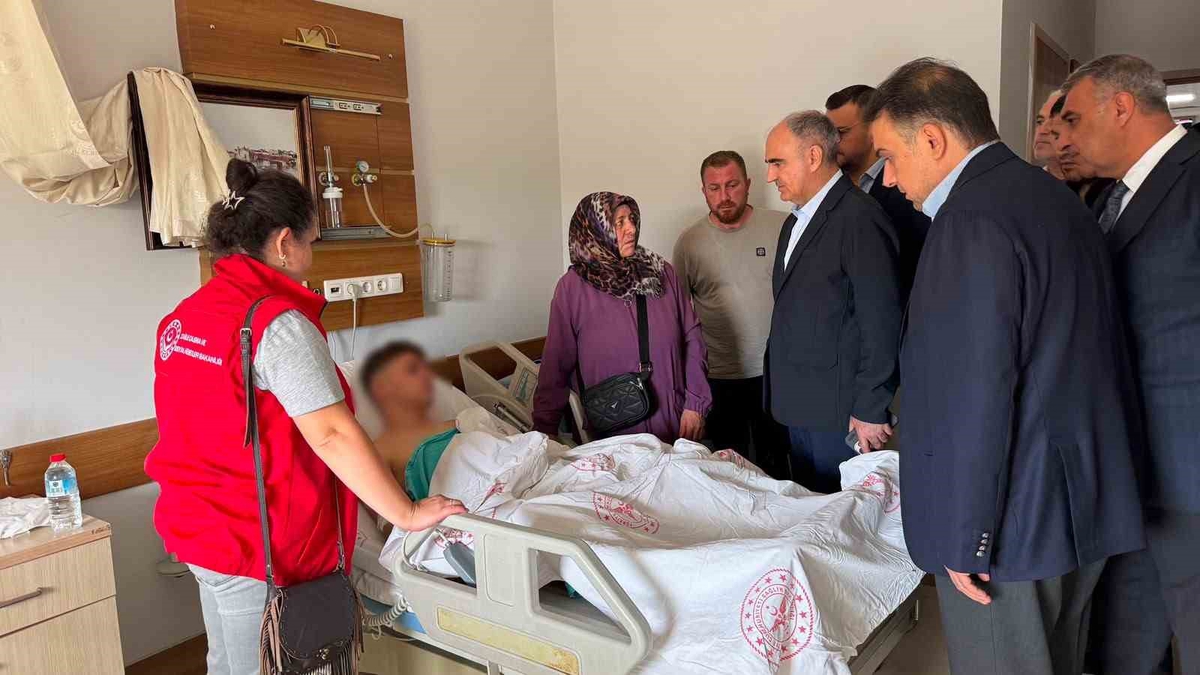 Manisa Valisi Özkan, Turgutlu'daki saldırıda yaralanan 8 öğrenciyi ziyaret etti