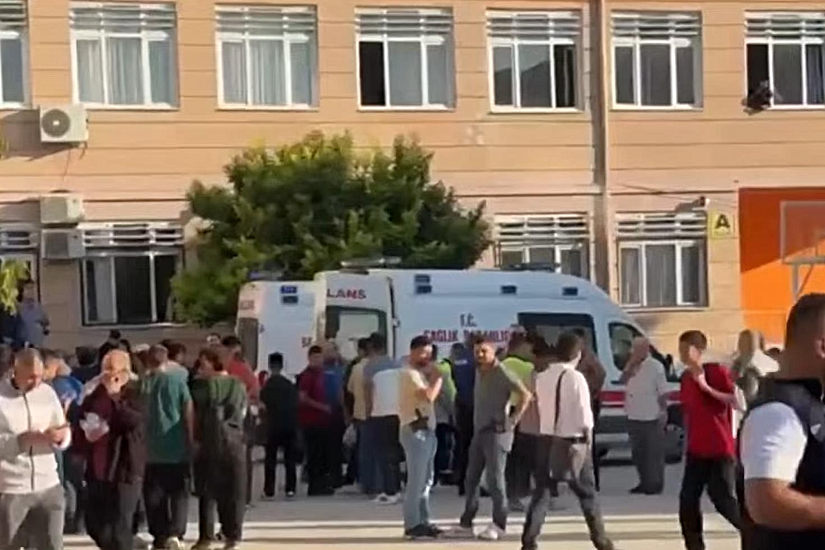 Manisa Turgutlu'da kimliği belirlenemeyen kişinin okula ateş açması: 4 öğrenci yaralandı
