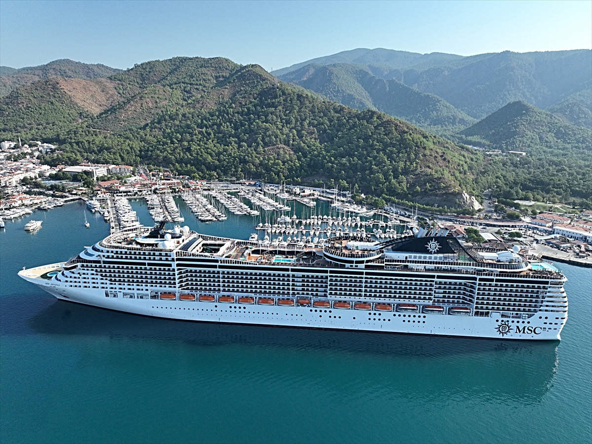 Marmaris'e gelen MSC Divina'dan 3 bin 893 turist ilçeyi gezdi