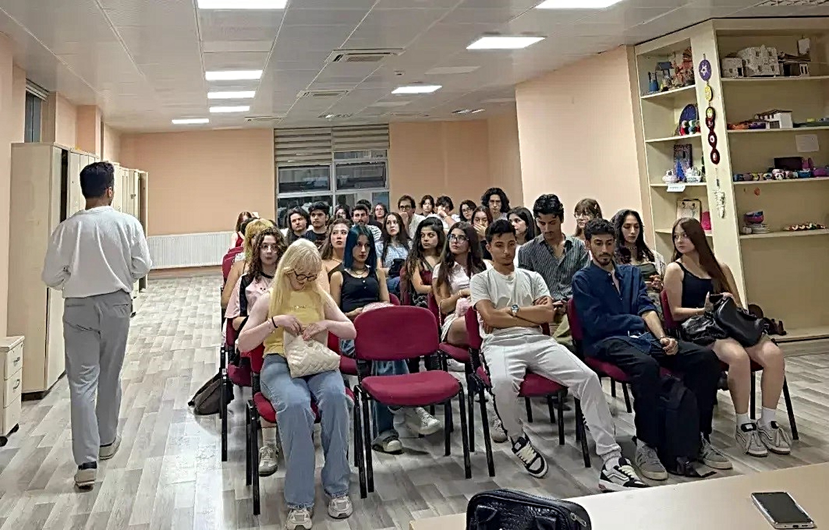 Menteşe'de gönüllü gençler, Uluslararası Gençlik Merkezi'nde tiyatro eğitimi alıyor