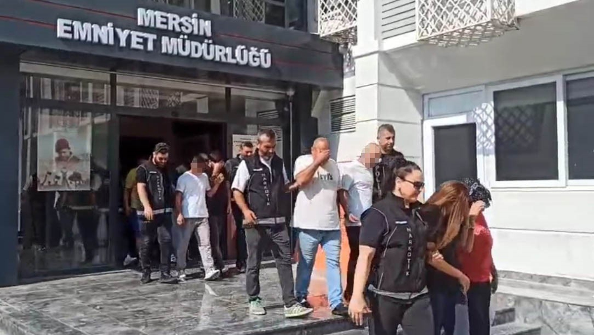 Mersin'de panelvanda 256 bin 900 uyuşturucu hap bulundu, 2 kişi tutuklandı