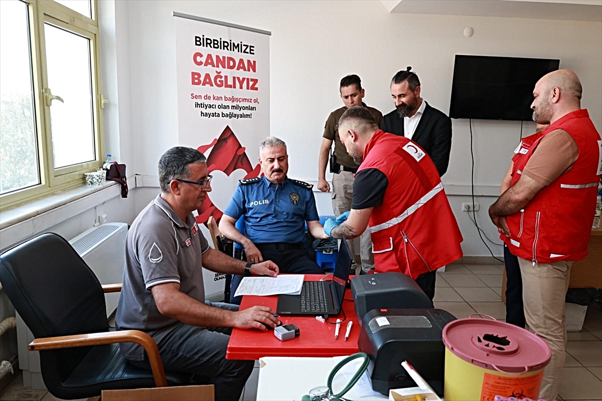 Mersin İl Emniyet Müdürü Aktaş, polis ekipleriyle Kızılay'a kan bağışı yaptı