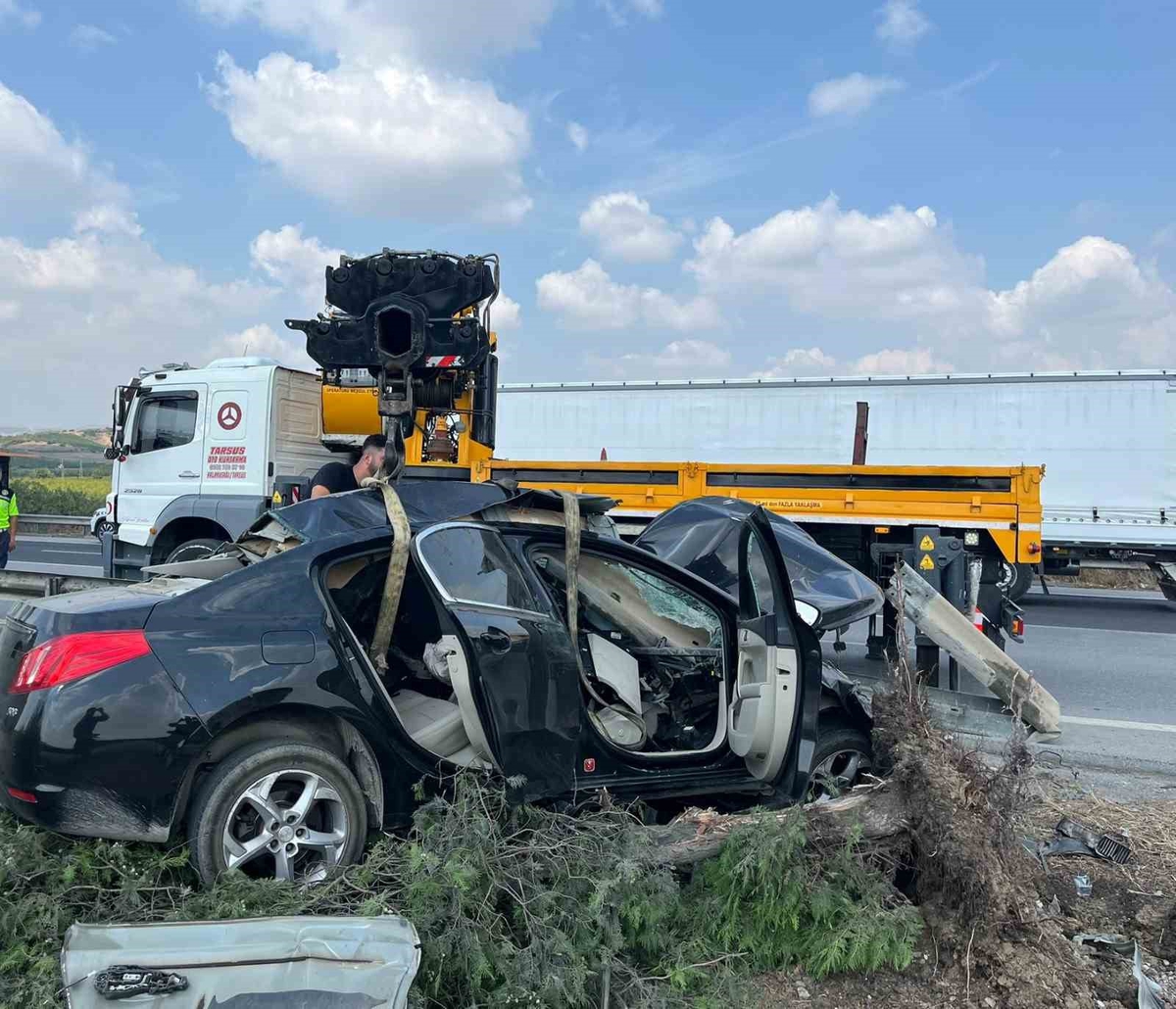 Mersin Tarsus'ta otomobilin orta refüje çarpması sonucu 1 kişi hayatını kaybetti
