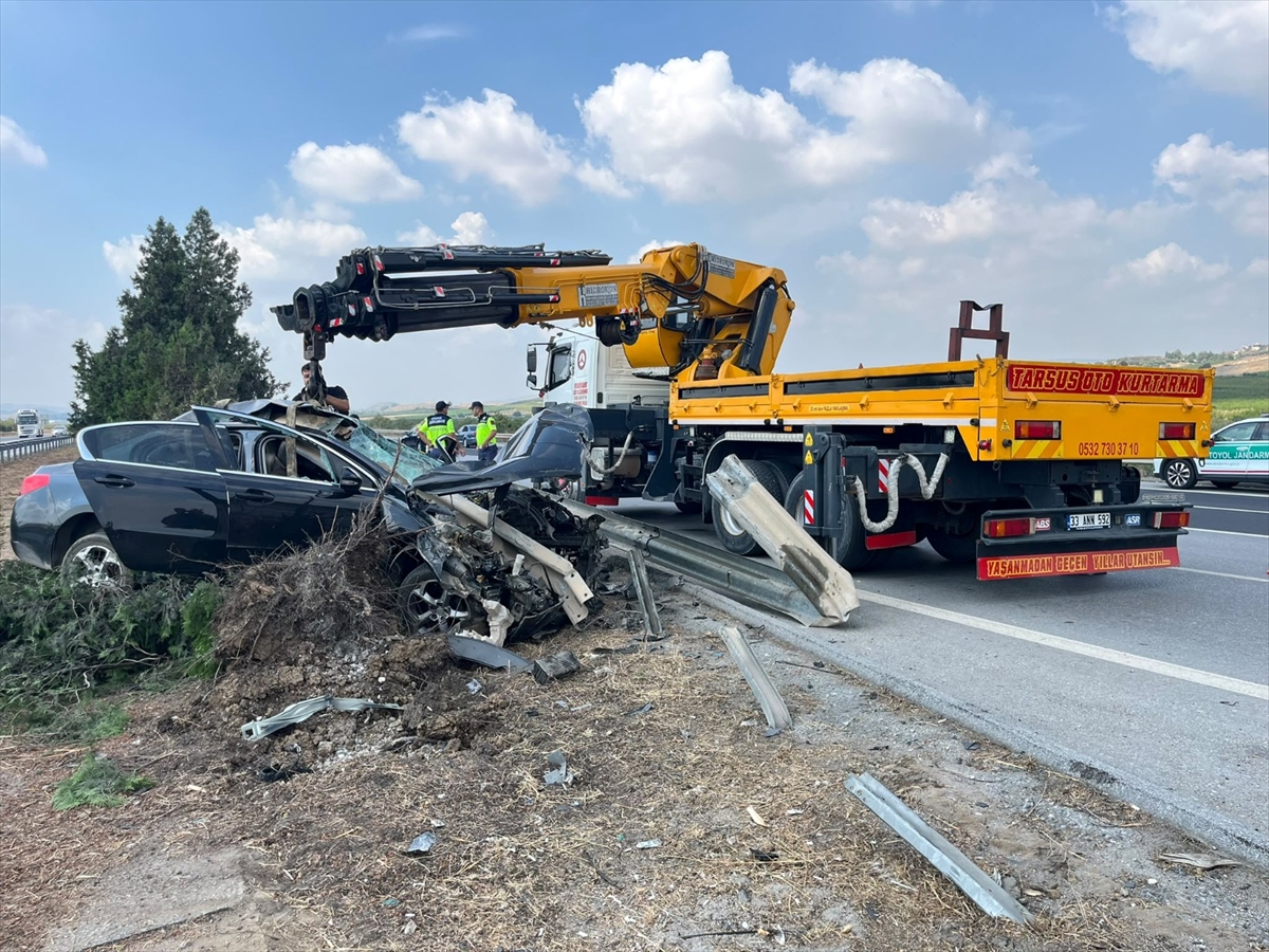 Mersin Tarsus'ta refüje çarpan otomobilin sürücüsü yaşamını yitirdi
