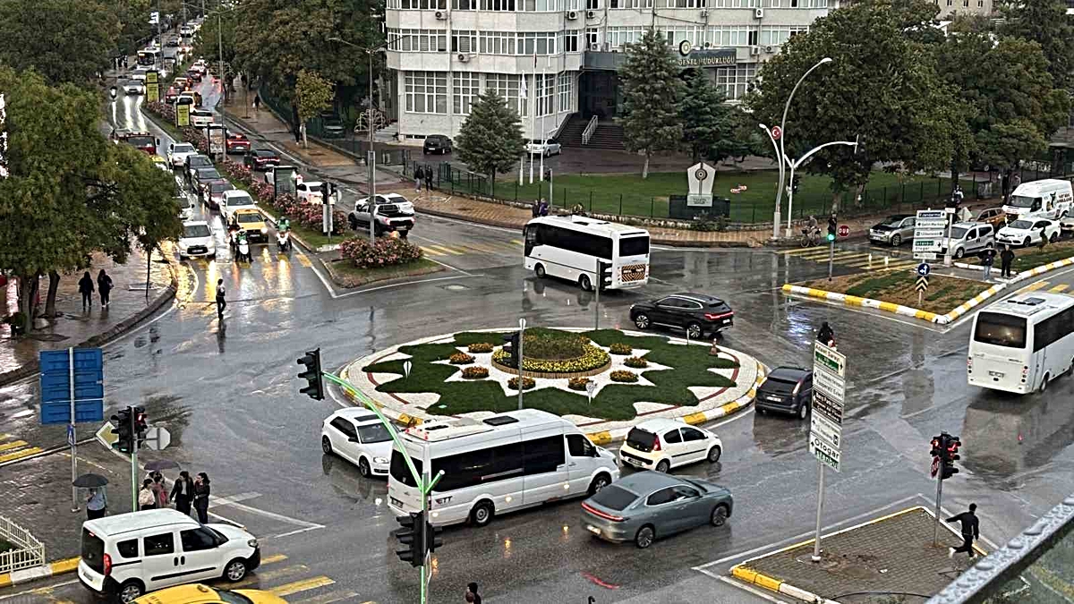 Meteoroloji uyarısının ardından Edirne'de sağanak günlük yaşamı etkiledi