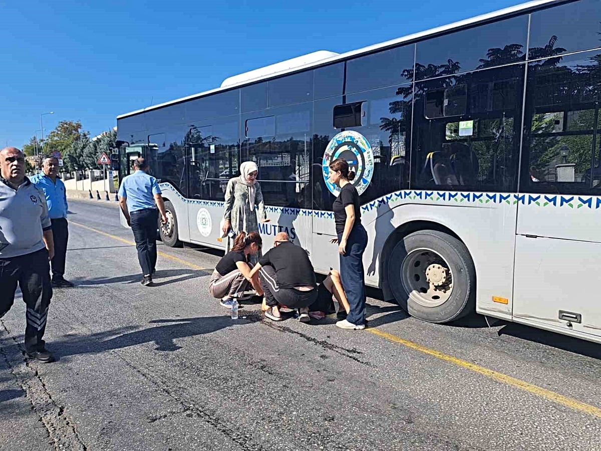 Muğla Menteşe'de hastane önünde motosiklet yayaya çarptı, 1 kişi yaralandı