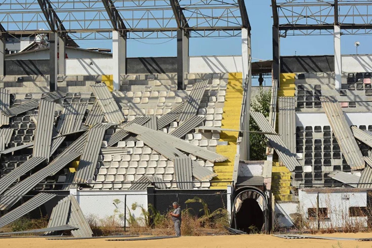 Nazilli'de 66 yıllık stadyum yıkılıyor