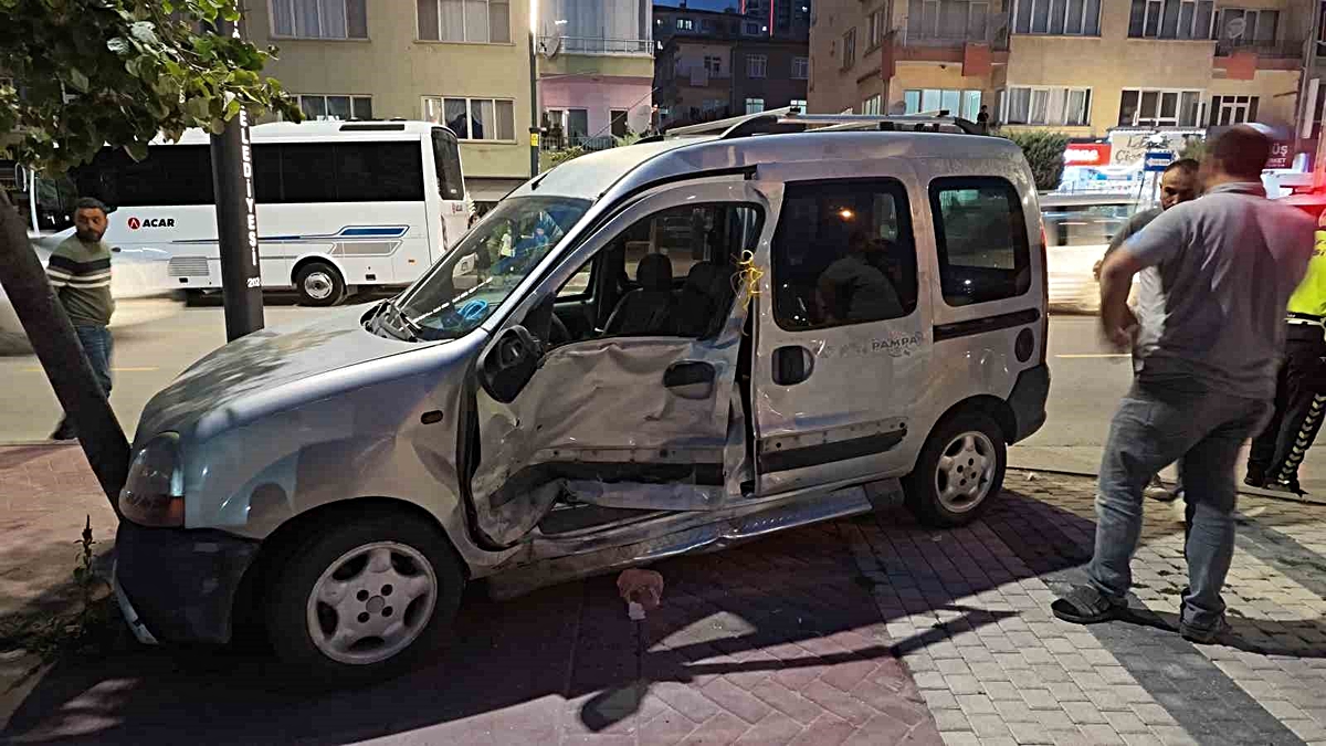 Niğde'de hafif ticari araç, motosiklet ve panelvan araca çarptı, 3 sürücü yaralandı