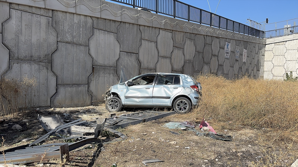 Niğde'de otomobil üst geçitten düştü, sürücüsü hastaneye kaldırıldı.