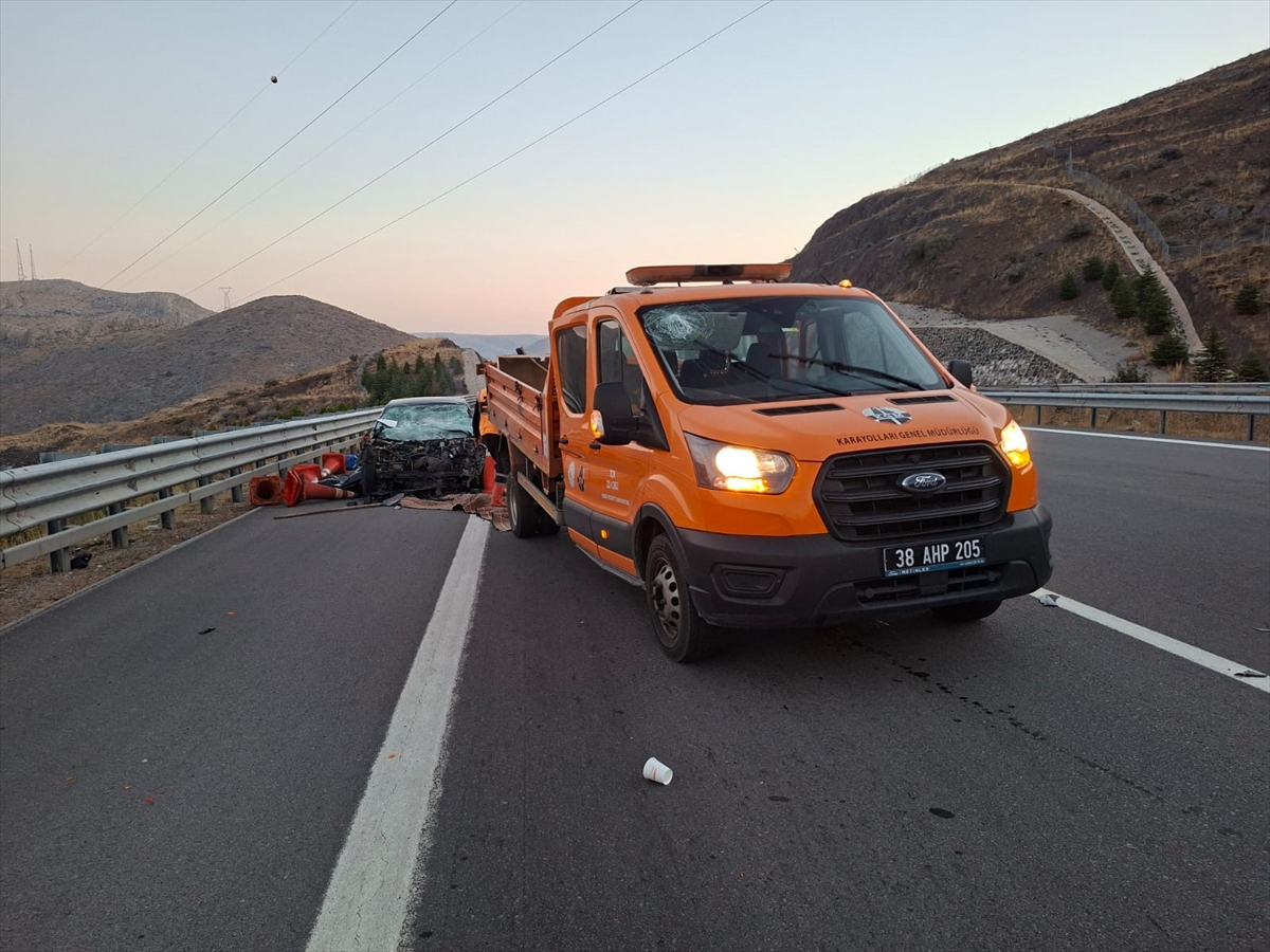 Niğde Ulukışla'da otomobil Karayolları aracına çarptı; 1 kişi öldü, 3 kişi yaralandı.