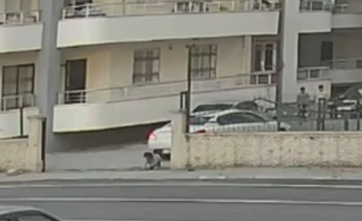 Payas'ta geri manevra yapan otomobil 4 yaşındaki kız çocuğunu ağır yaraladı