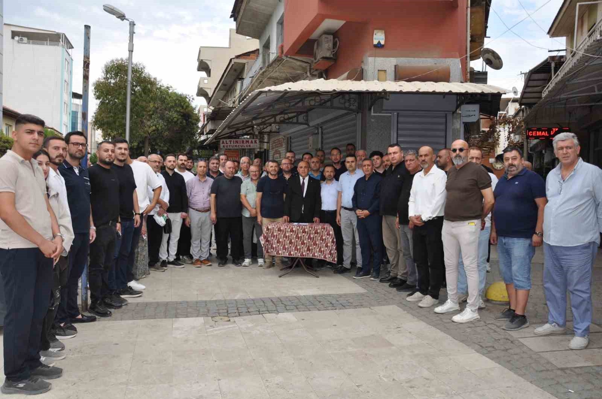 Salihli'de kuyumcuya yönelik silahlı saldırıda 2 kişi yaralandı, esnaf kepenk indirdi