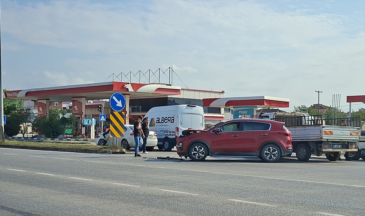 Samsun Bafra'da iki araç çarpıştı, Samsun-Sinop yolunda 3 kişi yaralandı