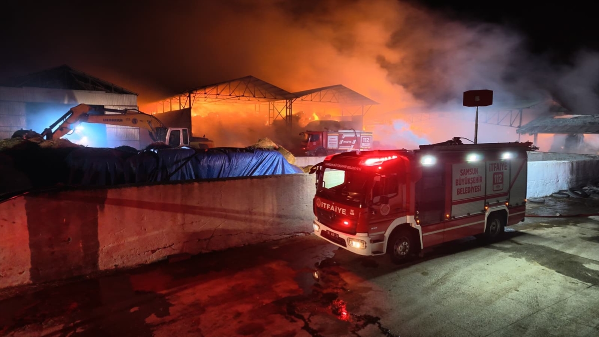 Samsun Bafra'da saman depolarında yangın, 5 bin balya için müdahale sürüyor