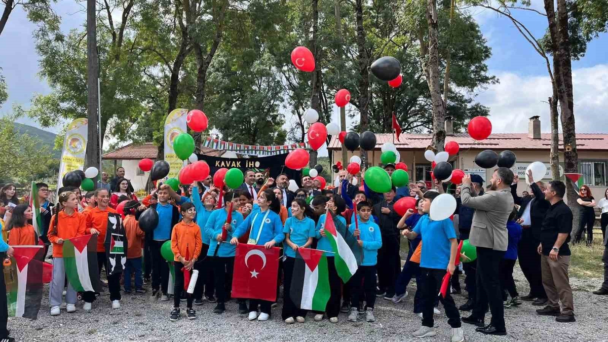 Samsun Kavak'ta Gazze'deki çocuklara destek için uçurtmalar uçuruldu