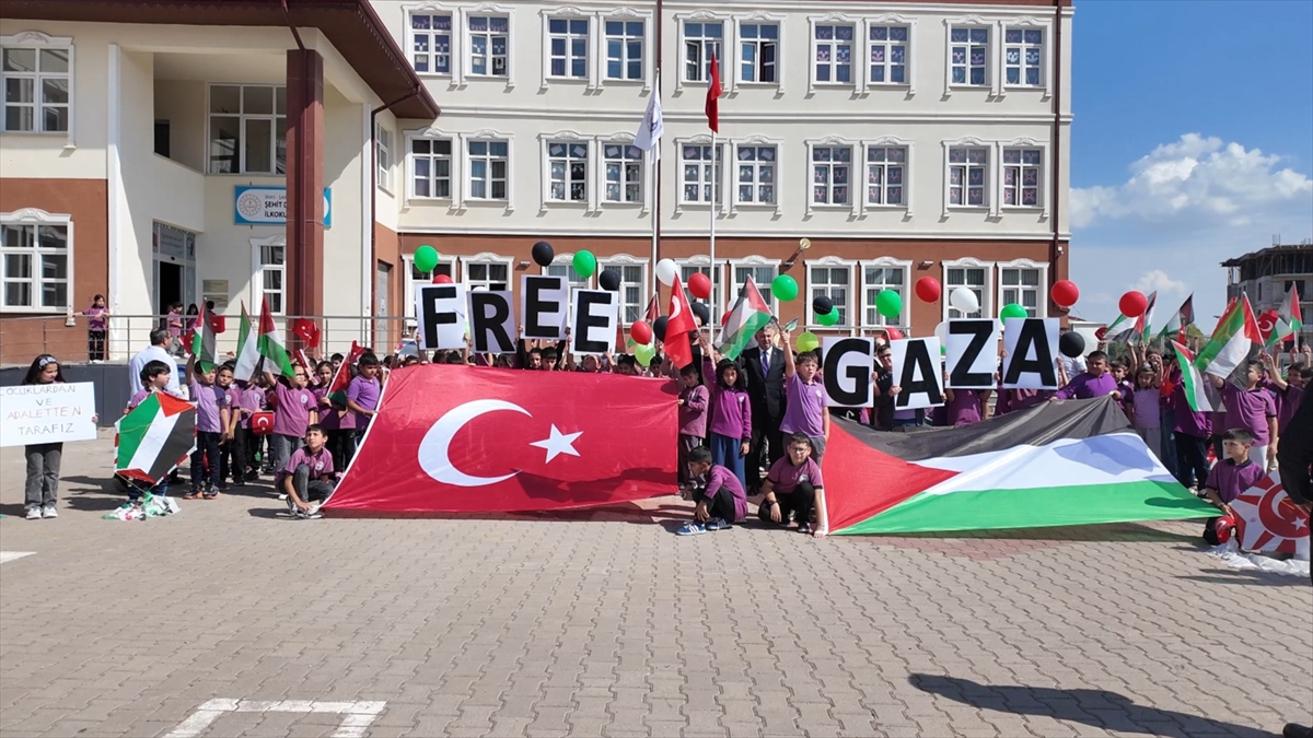 Şarkışla’da balonlar Gazzeli çocuklar için gökyüzüne bırakıldı