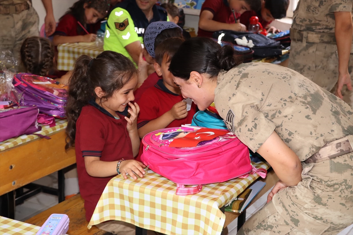Sason'da jandarma ekipleri öğrencileri ziyaret etti