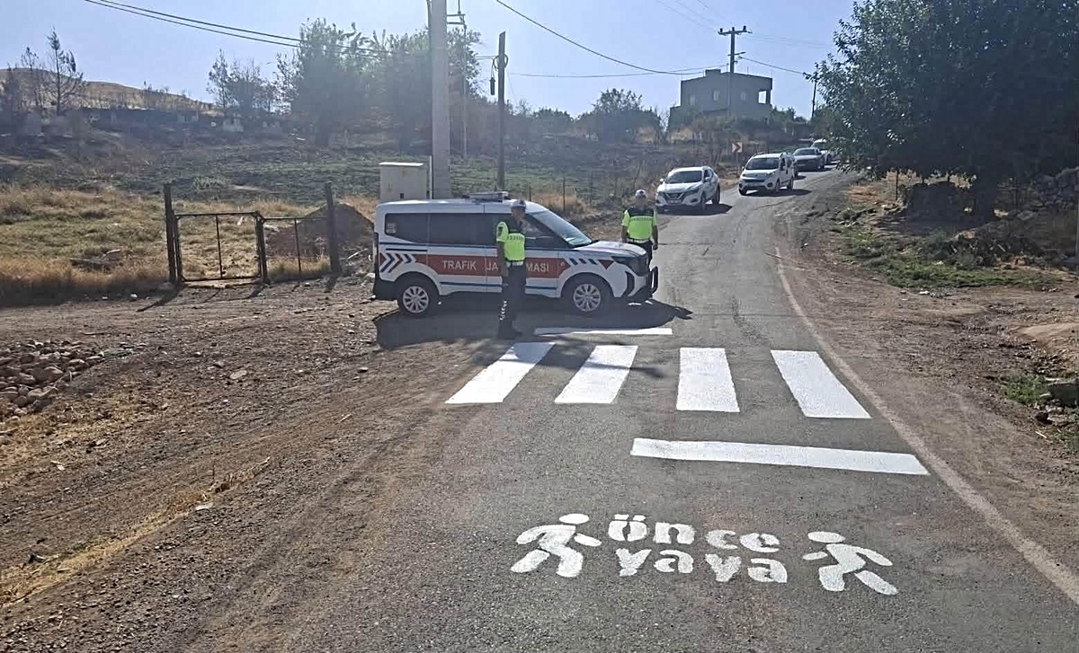 Siirt Kurtalan'da 17 okulun önünde yaya geçidi çizgileri yenilendi