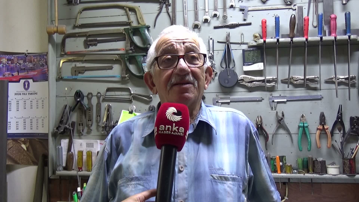 Sinop'ta 80 yaşındaki bıçak ustası Cengiz Özekes, aile mesleğini oğluyla sürdürüyor