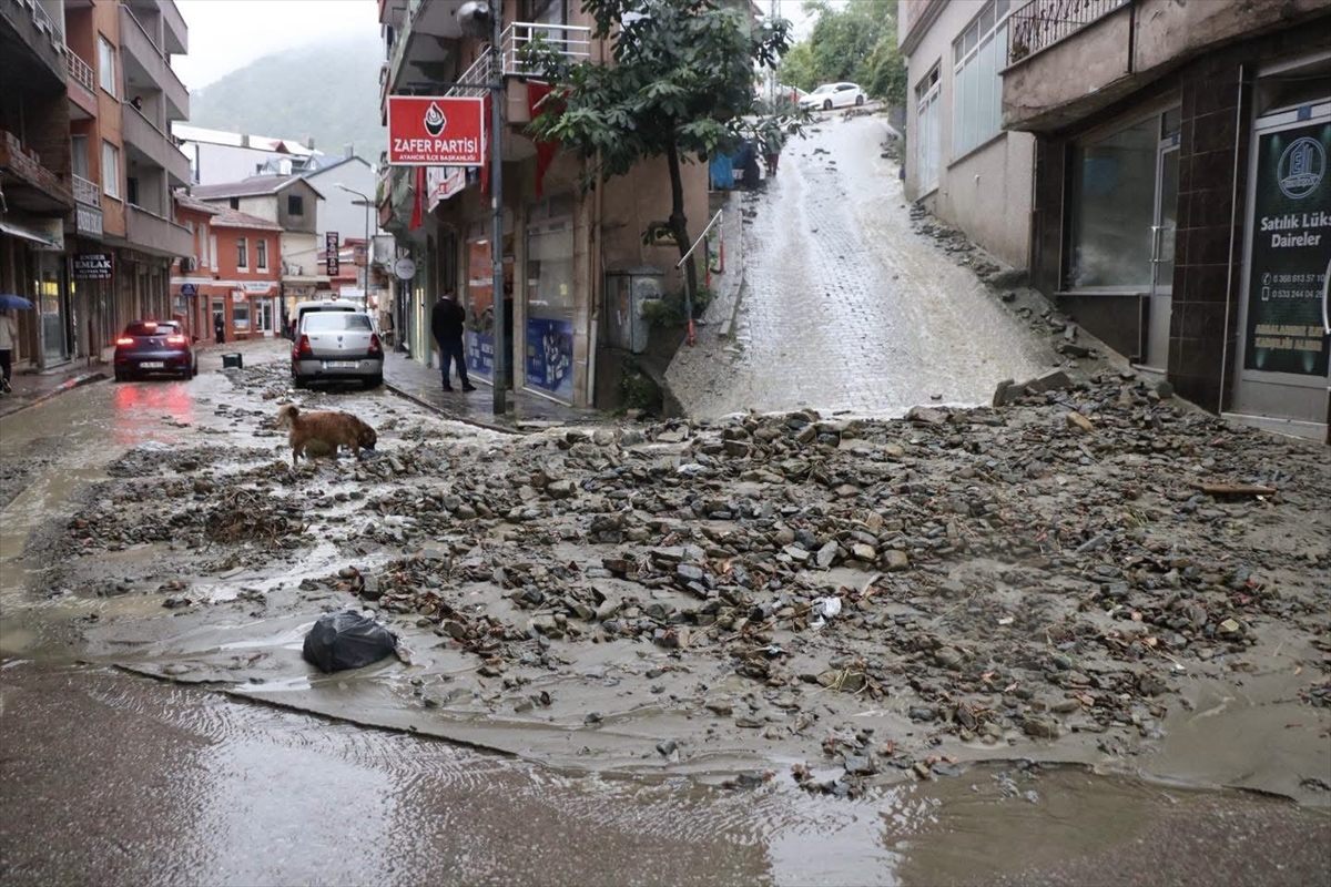 Sinop'ta etkili sağanak, Ayancık, Türkeli ve Gerze'de su birikintileri oluşturdu