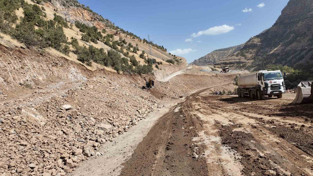Şırnak Beytüşşebap’ta ilçe yolunun 10 kilometresi çift şeride çıkarıldı