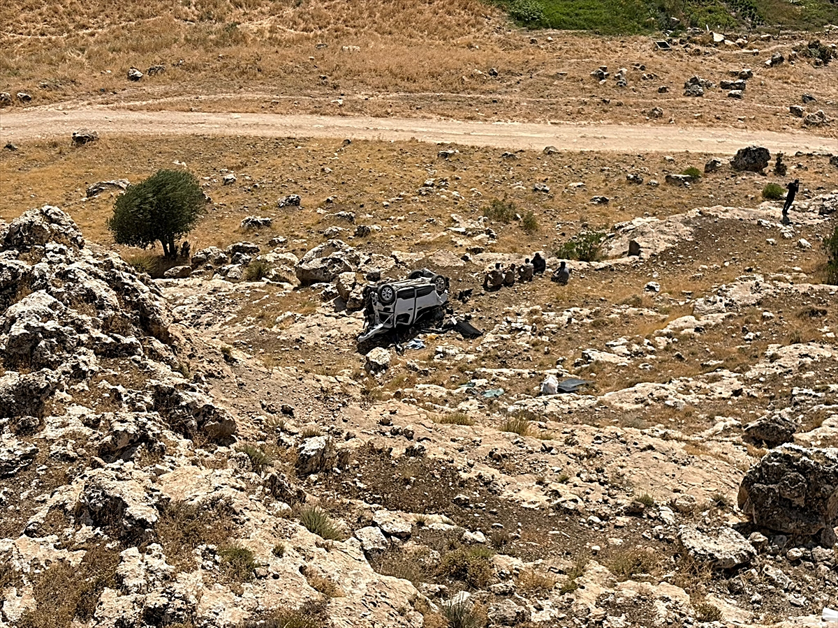 Şırnak Güçlükonak'ta hafif ticari araç şarampole devrildi, 2 kişi ağır yaralandı