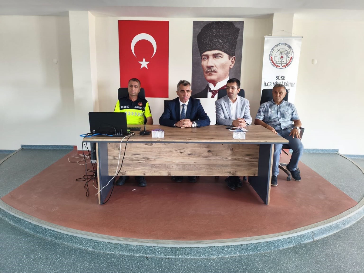 Söke'de servis şoförleri ve rehber personele öğrenci taşıma trafik eğitimi verildi