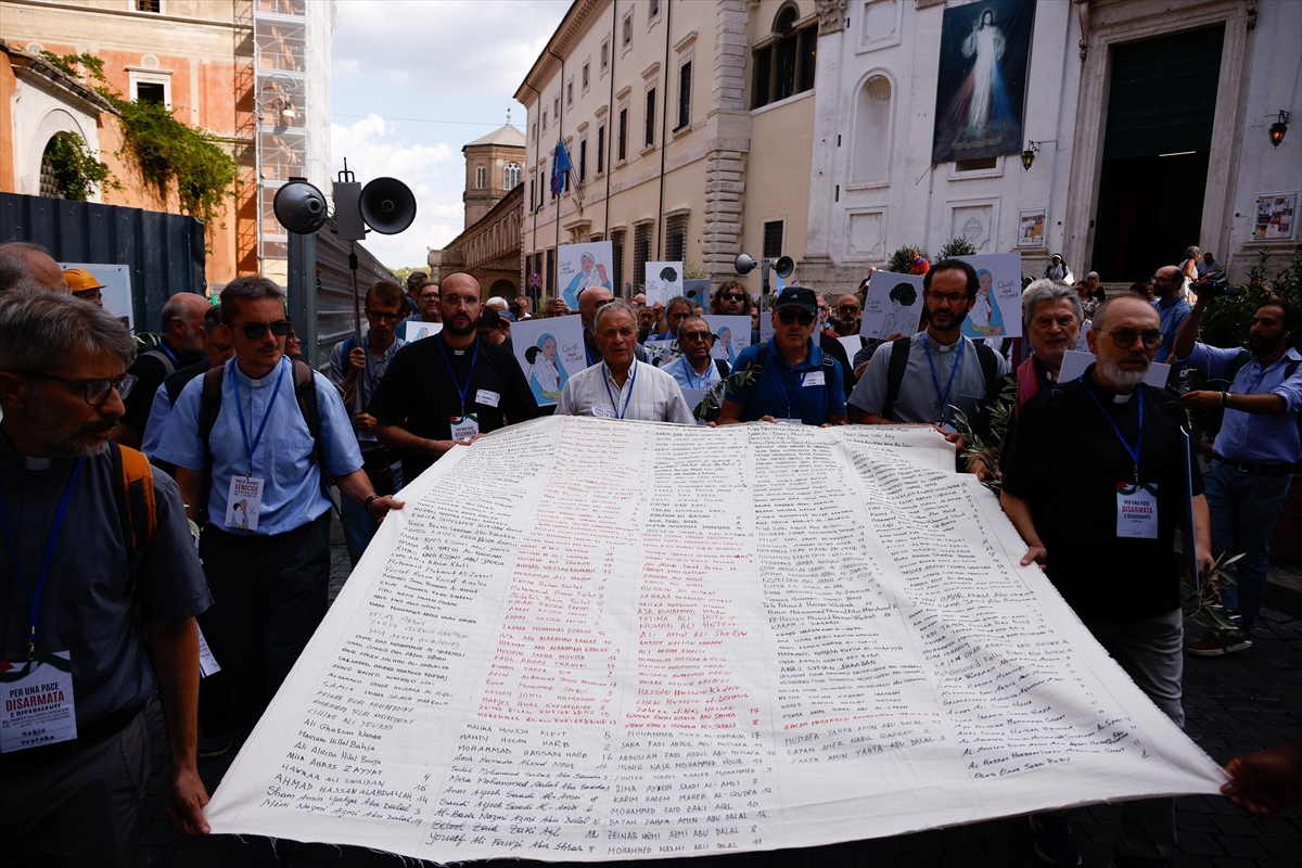 Soykırıma Karşı Rahipler, Roma'da 300 çocuk için Vatikan yakınında yürüdü