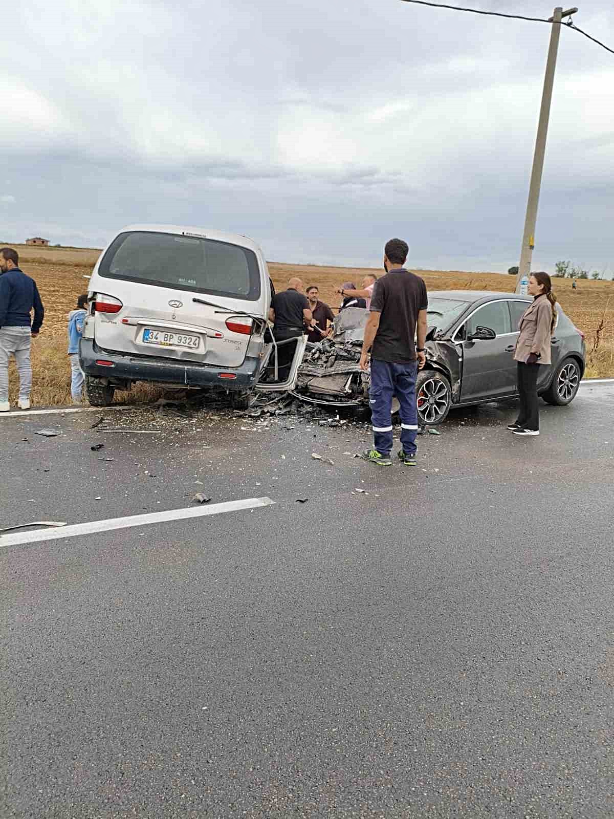 Tekirdağ Ergene'de panelvan ile otomobil çarpıştı, 2'si çocuk 6 kişi yaralandı