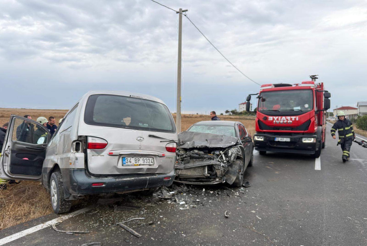 Tekirdağ Kapaklı'da otomobil ile minibüs çarpıştı, kazada 2'si çocuk 6 kişi yaralandı