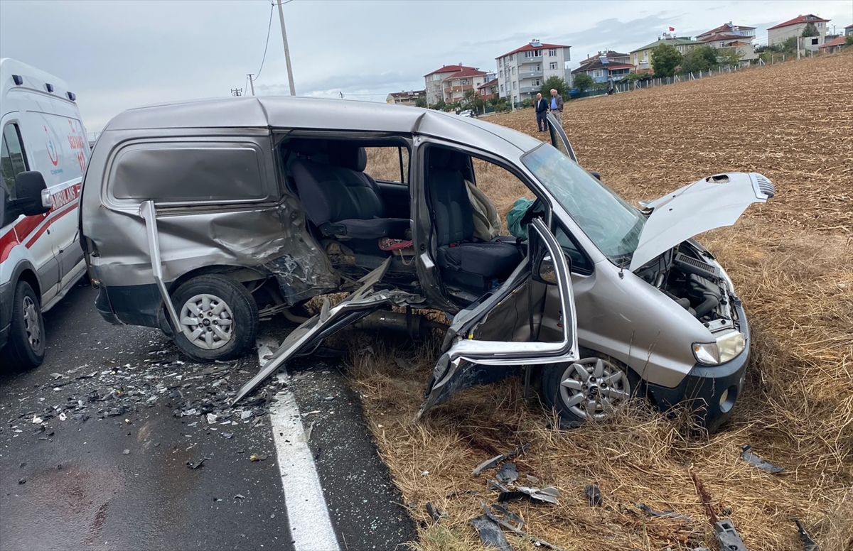 Tekirdağ Kapaklı'da otomobil ile minibüs çarpıştı, 2'si çocuk 6 kişi yaralandı