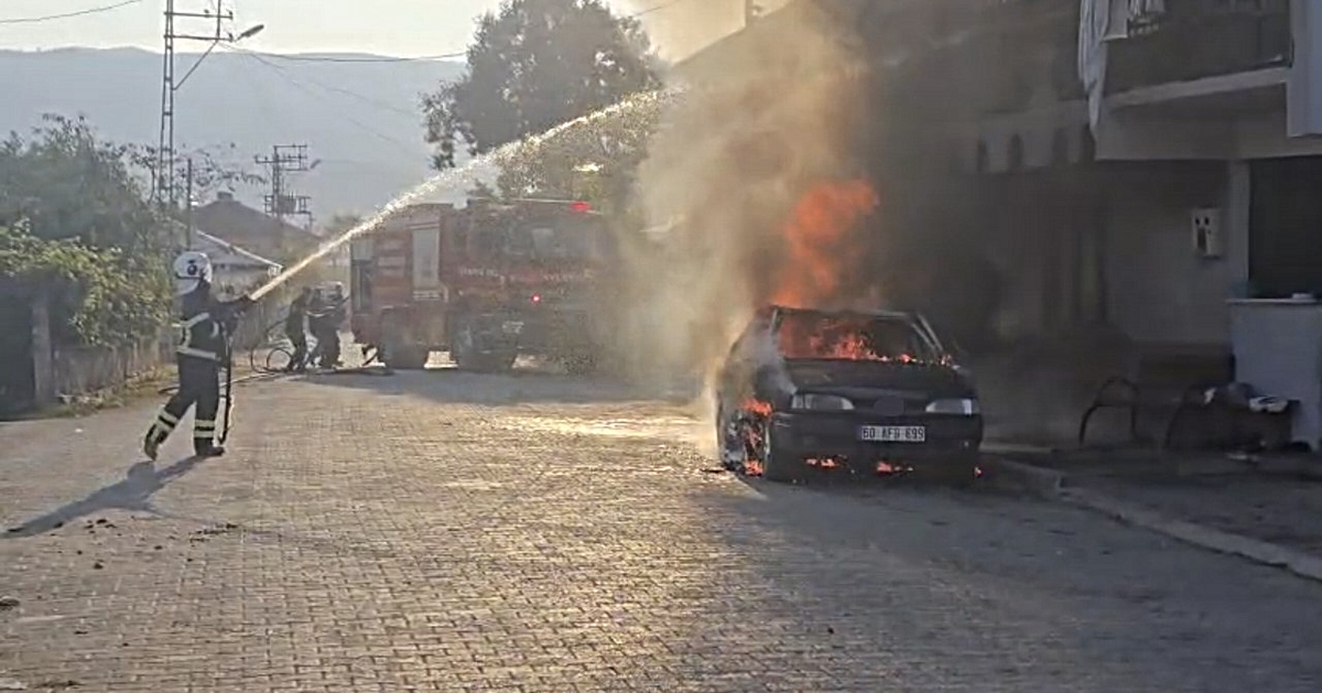 Tokat Niksar’da park halindeki otomobil yandı, balkondaki çamaşırlar tutuştu