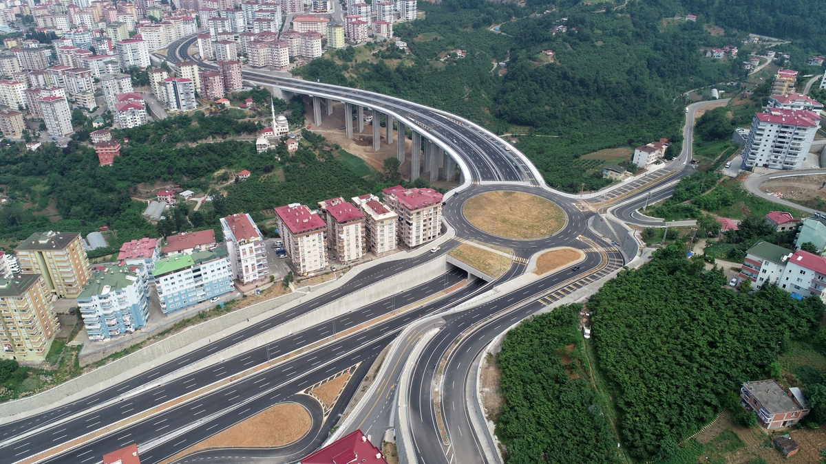 Trabzon’da 54 kilometrelik 3 şeritli Güney Çevre Yolu’nda çalışmalar sürüyor