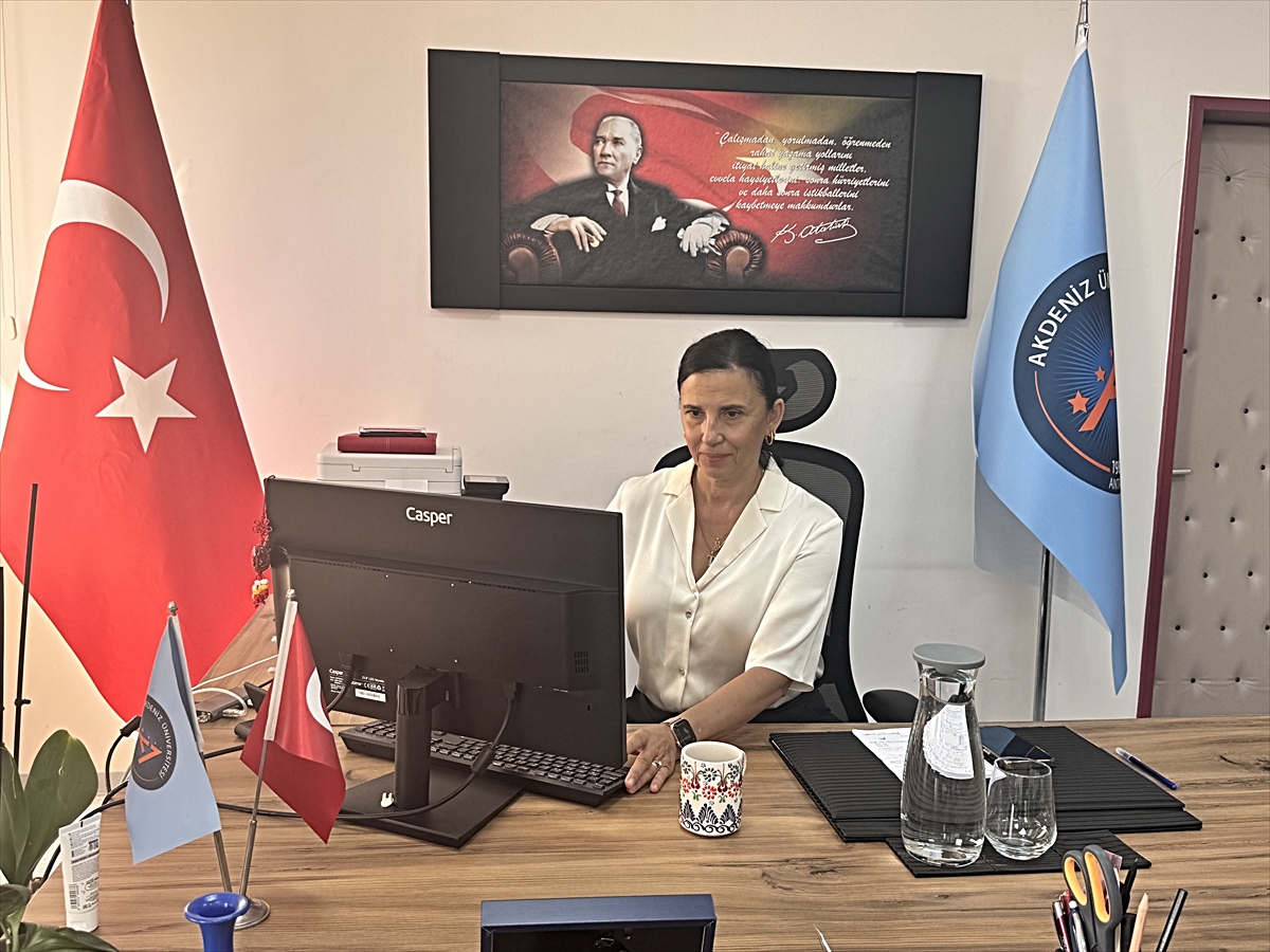Türkiye'nin ilk dünya şampiyonu kadın sporcusu Lapa, dekan olarak genç yetiştiriyor