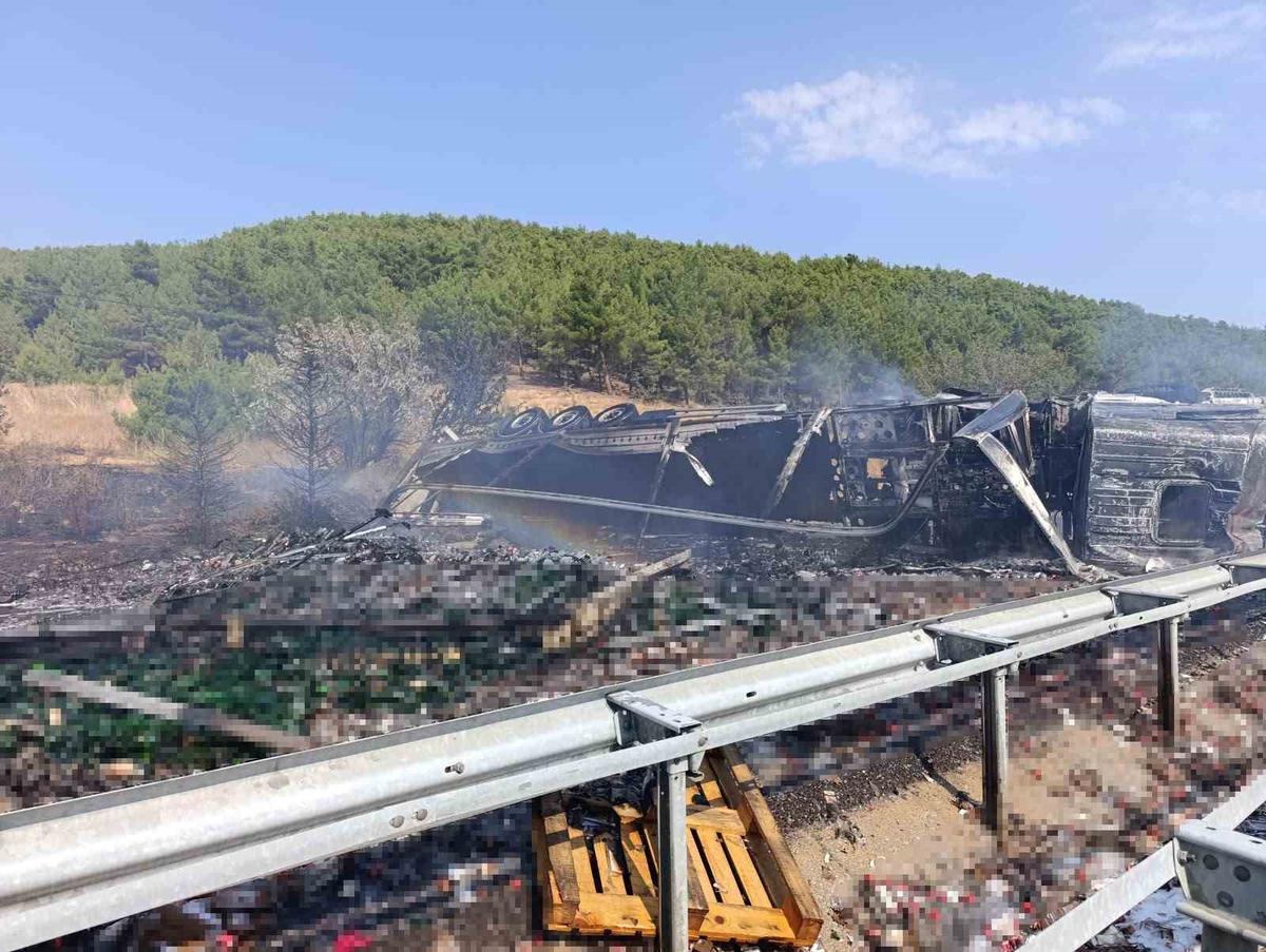 Uşak Banaz'da alkol yüklü tır bariyere çarpıp devrilip alev aldı, sürücü yaralandı