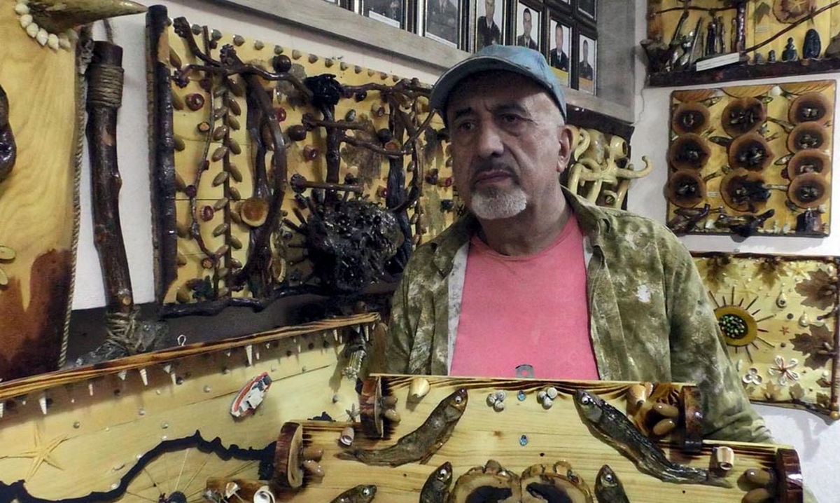 Van Erciş'te Sami Demir, 35 yıldır atık malzemelerden tablo ve biblo yapıyor