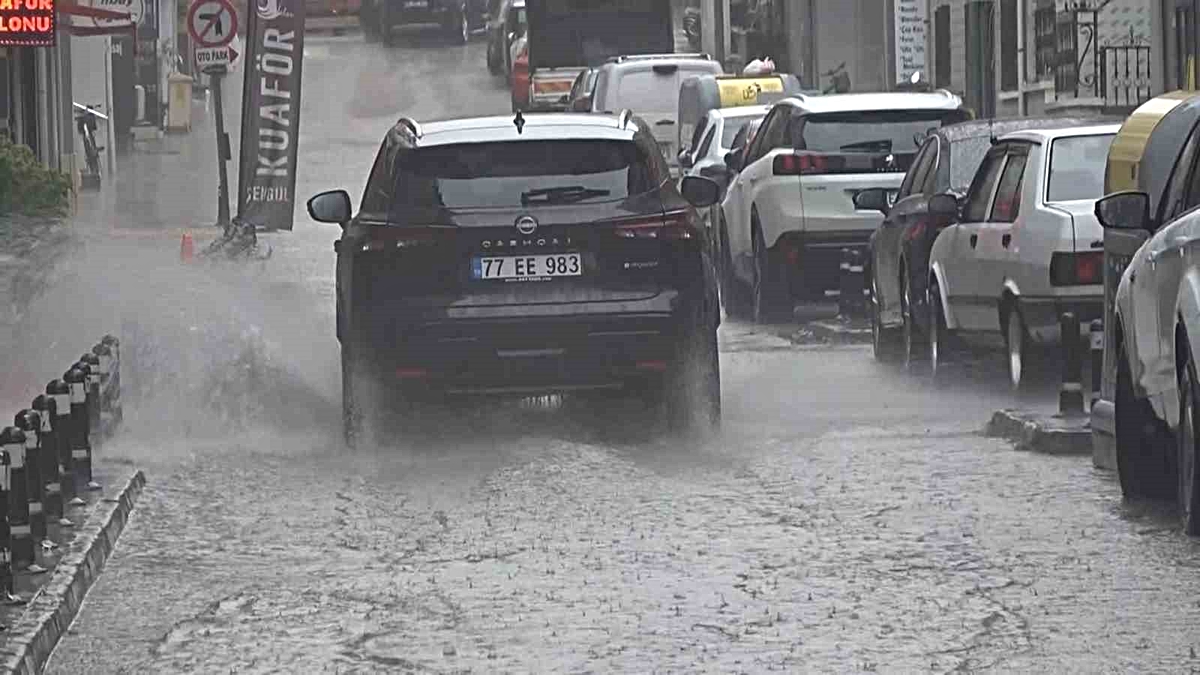 Yalova'da sağanak su birikintileri oluşturdu, Meteoroloji kuvvetli yağış için uyardı