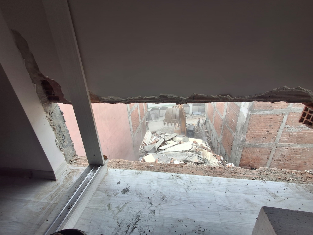 Zeytinburnu'nda kentsel dönüşüm kabusu! Yıkım bitişik apartmanın duvarlarını indirdi, çocuk 5 dakikayla kurtuldu